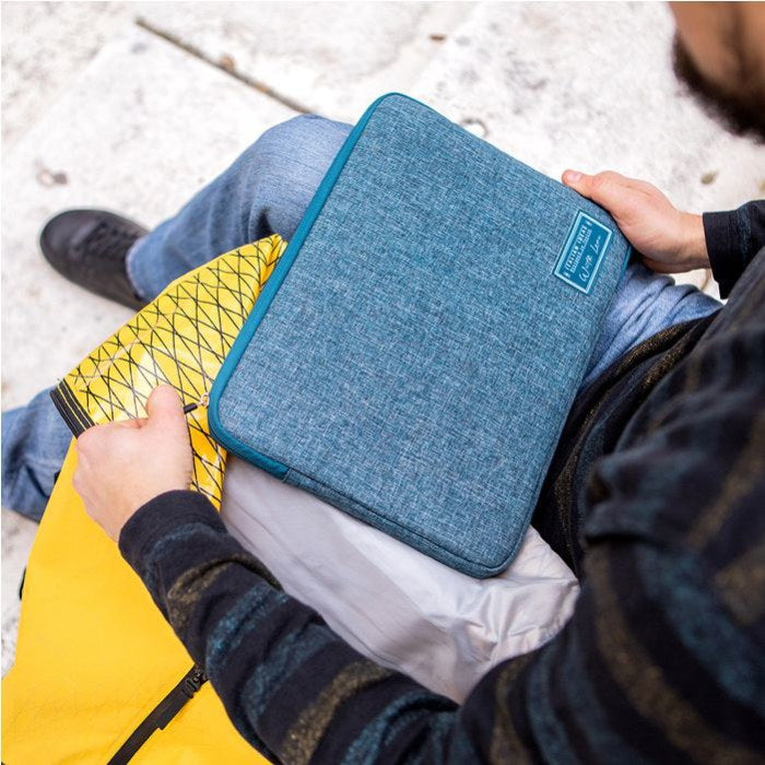 Stark Sleeve per MacBook 13" - Blu Pavone