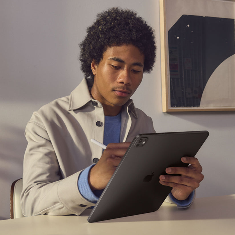 iPad_Pro_13-in_M5_WiFi_Silver_PDP_Image_Position_5__ITIT