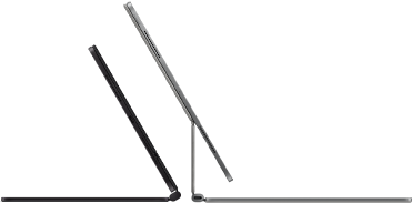 Due iPad Pro agganciati a una Magic Keyboard, visti di lato, profilo sottile. L’iPad Pro nero siderale è inclinato e semiaperto, con altoparlanti e porta USB-C; l’iPad Pro color argento è aperto, inclinato all’indietro per mostrare il design a inclinazione libera della tastiera, gli altoparlanti e il microfono