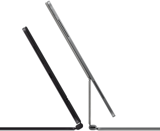 Due iPad Pro agganciati a una Magic Keyboard, visti di lato, profilo sottile. L’iPad Pro nero siderale è inclinato e semiaperto, con altoparlanti e porta USB-C; l’iPad Pro color argento è aperto, inclinato all’indietro per mostrare il design a inclinazione libera della tastiera, gli altoparlanti e il microfono