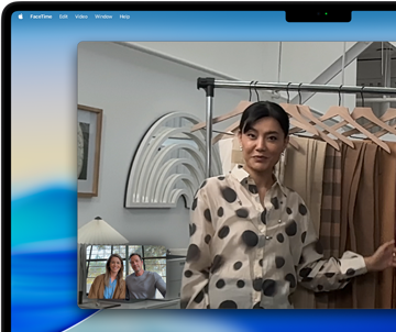 Una videochiamata su un MacBook Pro in cui una donna mostra dei tessuti a due persone, con Inquadratura automatica che la tiene al centro della scena mentre si muove