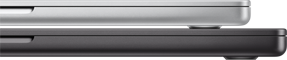 Due portatili Apple appoggiati uno sopra l’altro; quello grigio è leggermente più piccolo di quello nero sottostante.