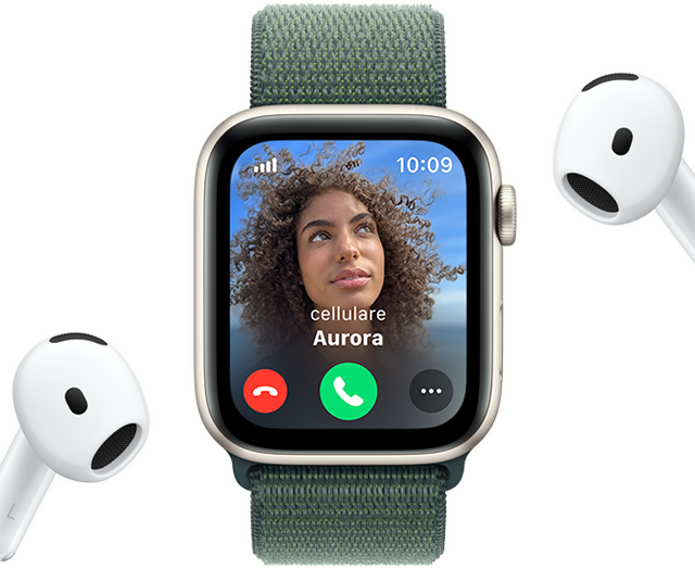 Un Apple Watch SE con una chiamata in arrivo sullo schermo, accanto a un paio di AirPods